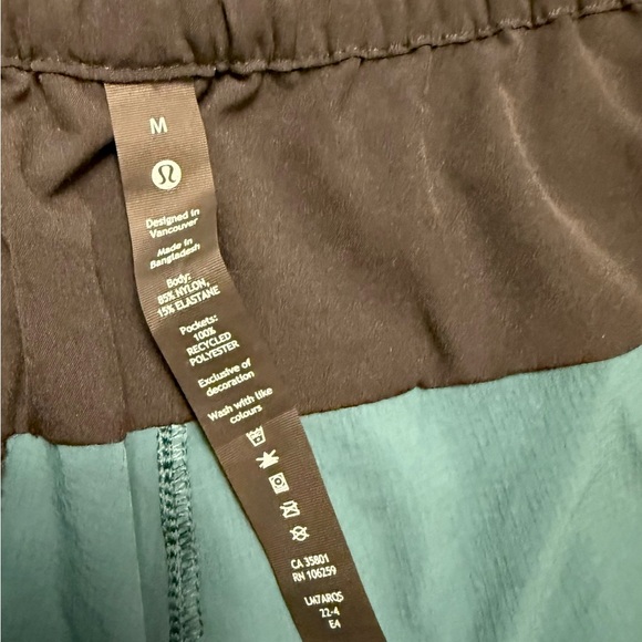 Lululemon Relaxed Fit Pull On Shorts 7” Light Woven Legacy Green Shorts Size M - Picture 4 of 5